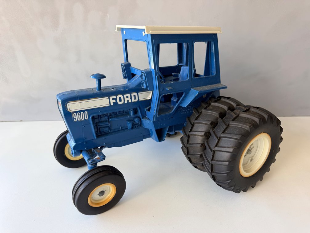 Ford 9600 Dual Rear Wheel Die-Cast Tractor Scale Model