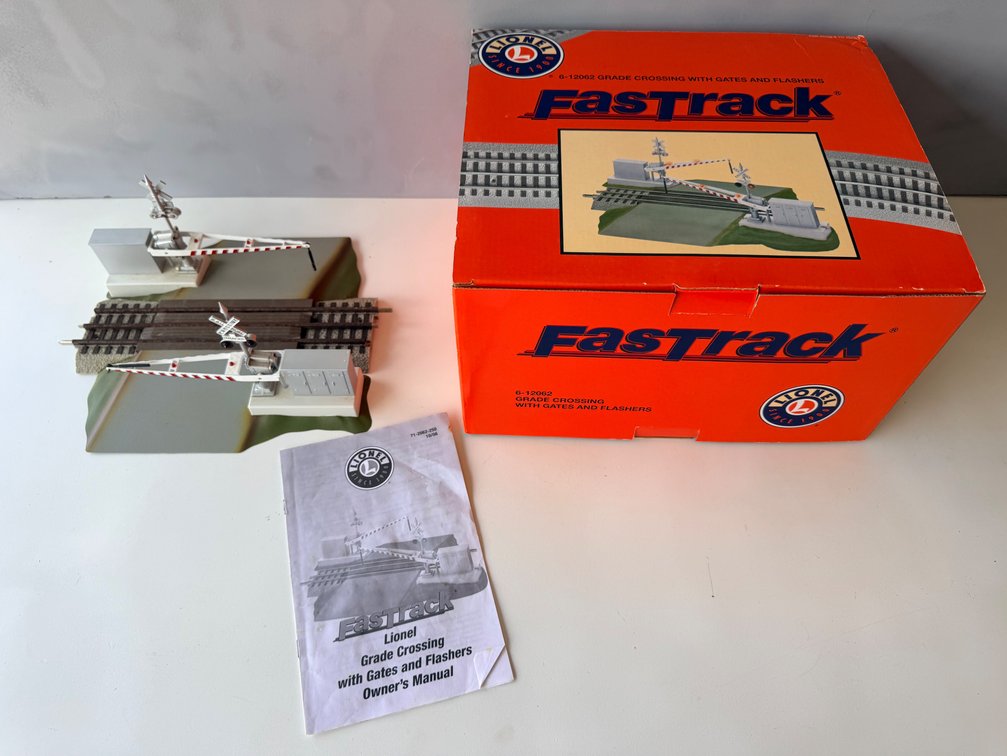 Lionel FasTrack Grade Crossing with Gates & Flashers No. 6-12062