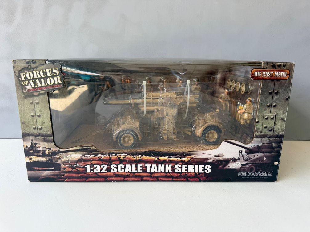 Forces of Valor 1:32 Scale German 8.8cm Flak 36 Anti-Aircraft Gun Die-Cast Model with Crew