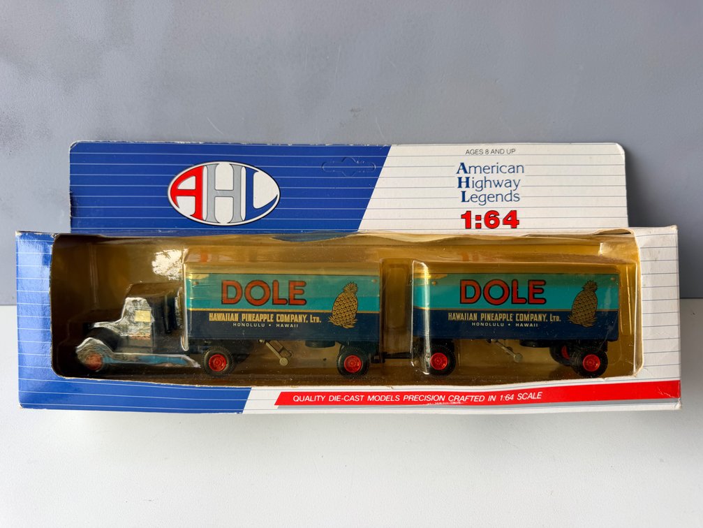 American Highway Legends 1:64 Dole Hawaiian Pineapple Company Tractor Trailer Die-Cast Model