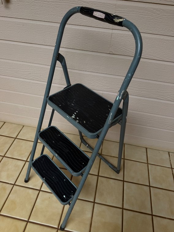 Rubbermaid Step Ladder