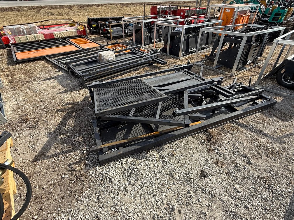 Unused LandHonor LHR-CSC10 10 ft. Cattle Squeeze Chute