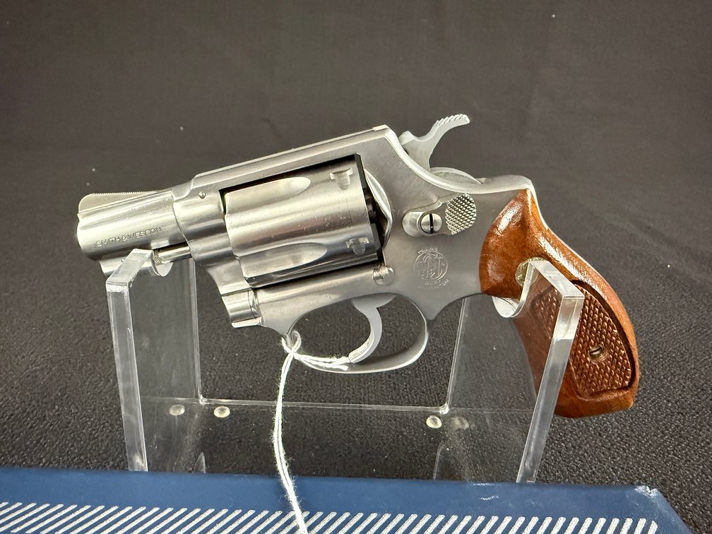 Smith & Wesson 60 Double Action Stainless Steel Snub Nosed Revolver