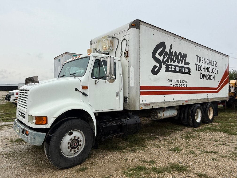 1992 8100 Tandem Axle Van Service Truck