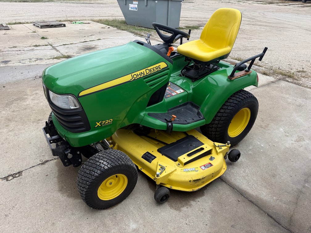 2011 John Deere X720 Lawn & Garden Tractor