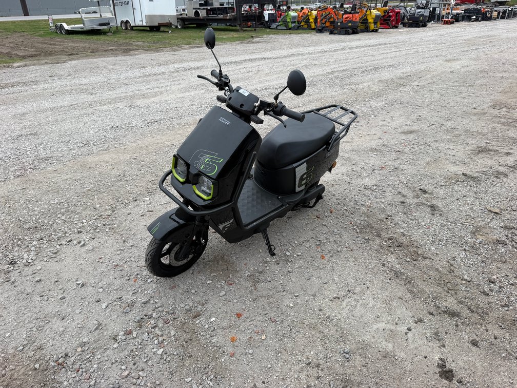 SDLANCH IRMOTO 2-Wheel Moped (Assembled)
