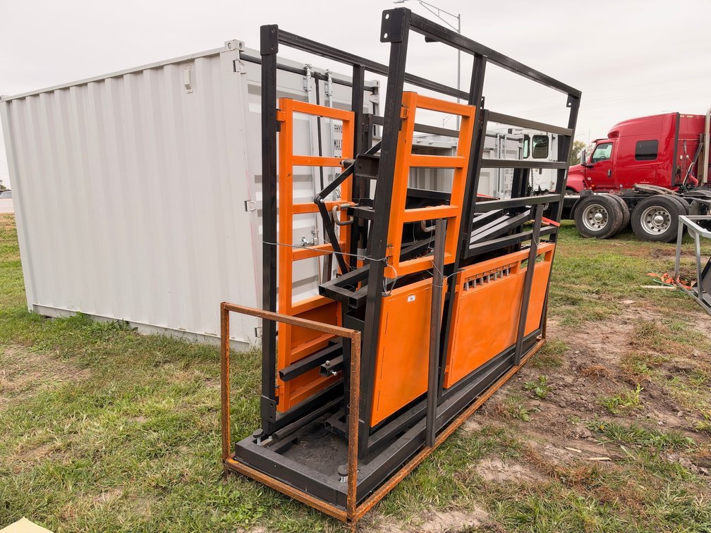 LandHonor LHR-CSC10 10 ft. Cattle Squeeze Chute