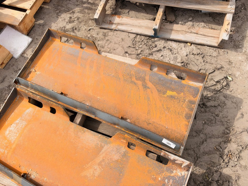 Wolverine QMP2-16-12T 1/2 in. Universal Quick Attach Skid Steer Mounting Plate