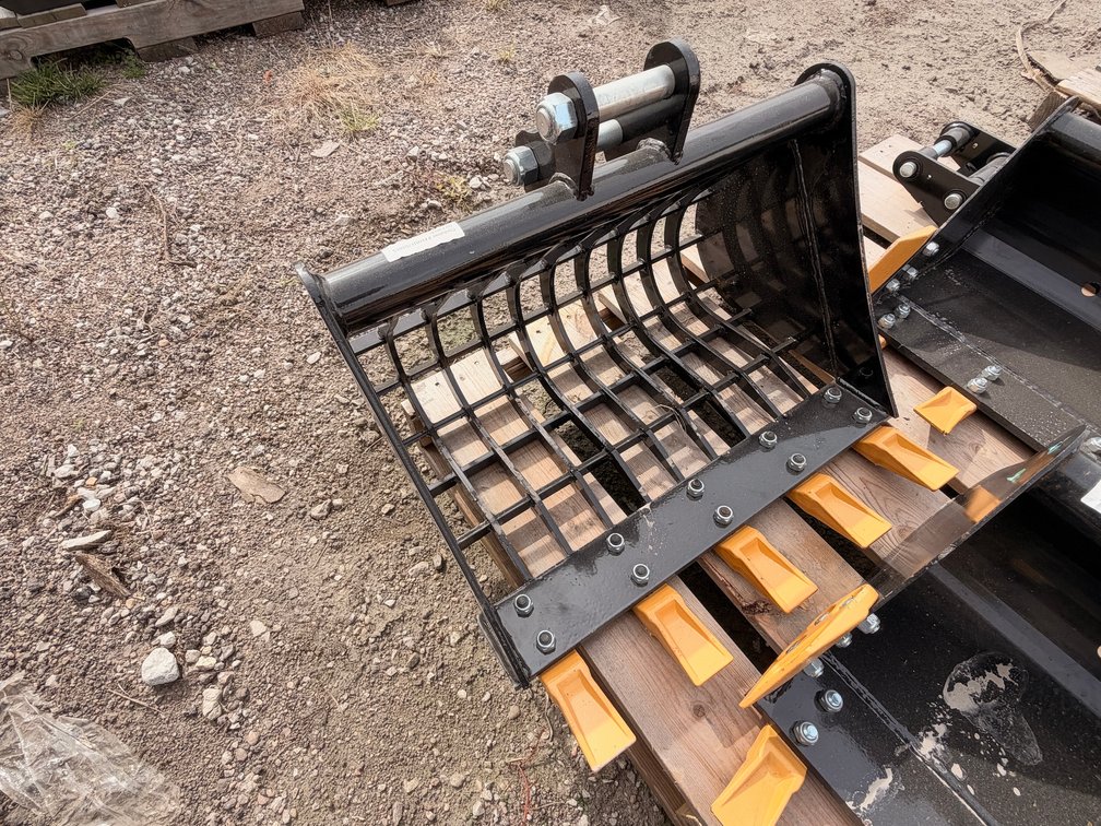 SDLANCH 24 in. Rock Bucket with Teeth for Mini Excavators