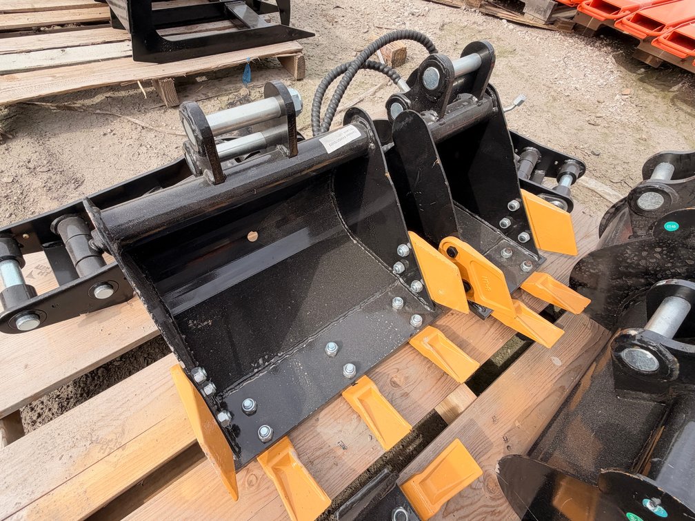 (2) SDLANCH Mini Excavator Buckets with Teeth (20 cm & 40 cm)