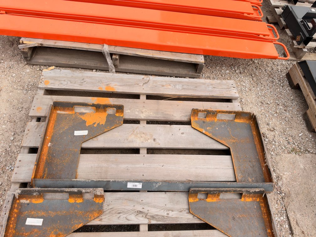 Wolverine QMP1-16-10T 3/8 in. Thick Quick Tatch Cut Out Skid Steer Mounting Plate