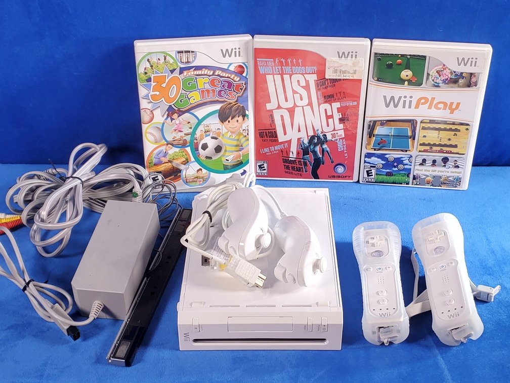 Nintendo Wii w/controllers and 3 games