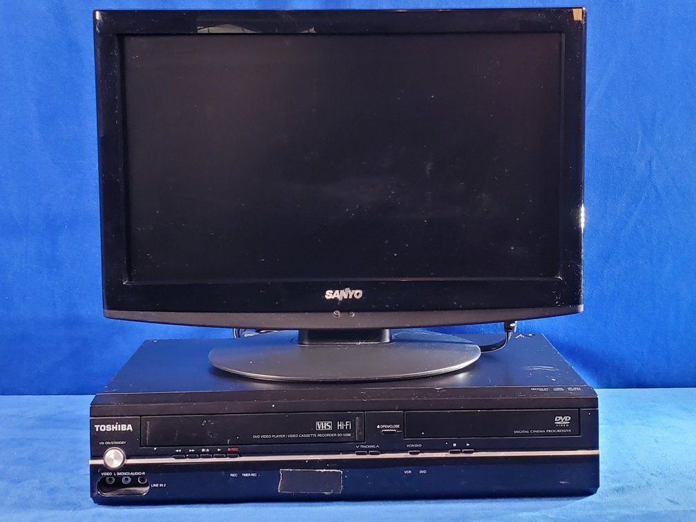 19" Sanyo TV and Toshiba DVD/VHS Player and Remotes. (LPO)