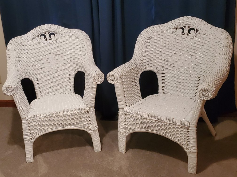 (2) White Wicker Chairs & Area Rug (LPO)