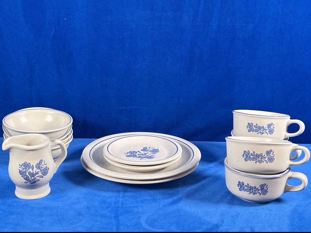 (14) Pieces Pfaltzgraff Stoneware Dishes (LPO)