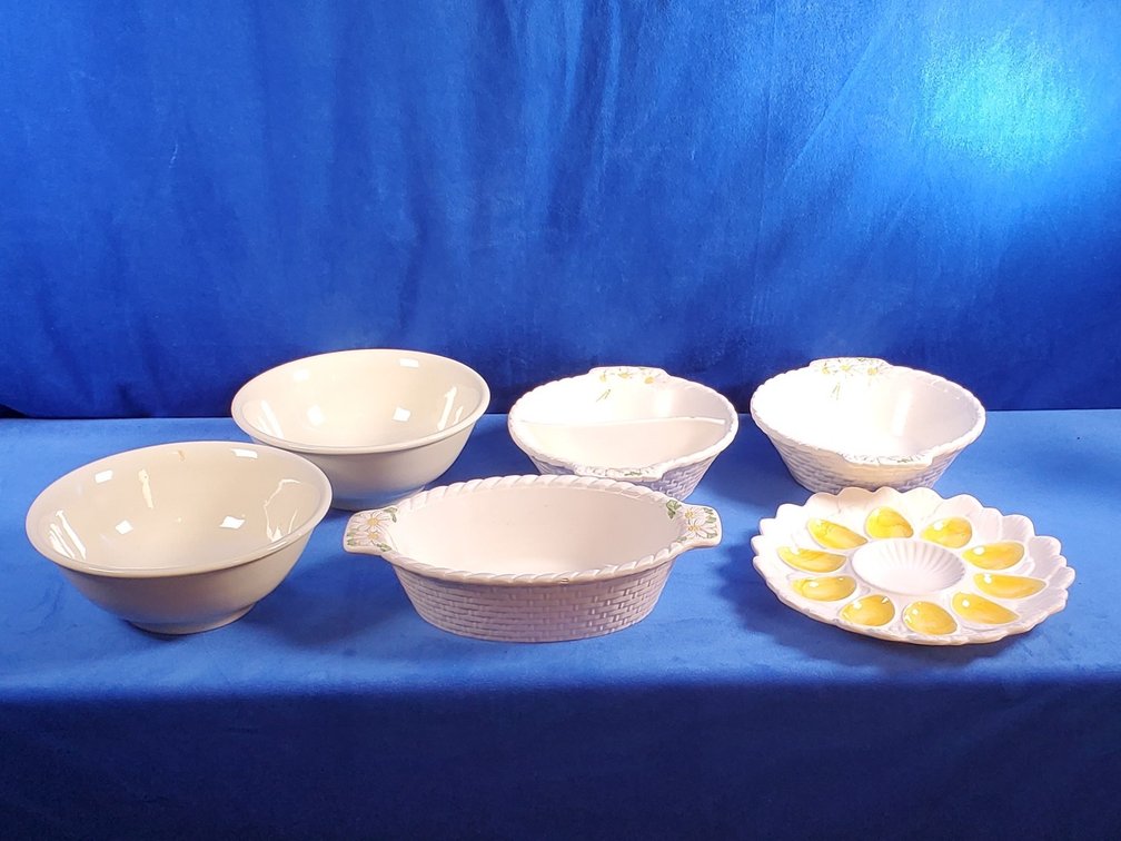 (4) Vintage Metlox Poppytrail Sculptured Daisy Serving Bowls & More (LPO)