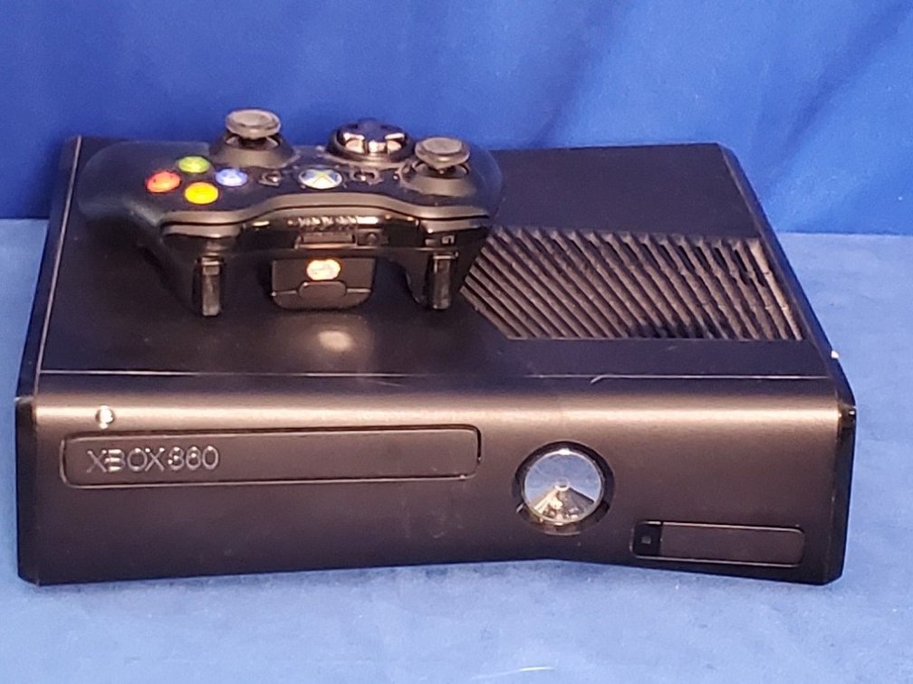 X-Box 360 w/Controller.