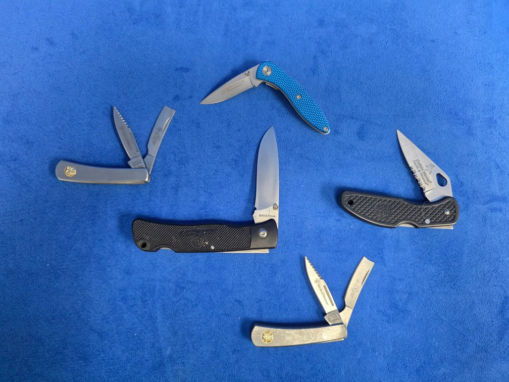 (5) Smith & Wesson Knives