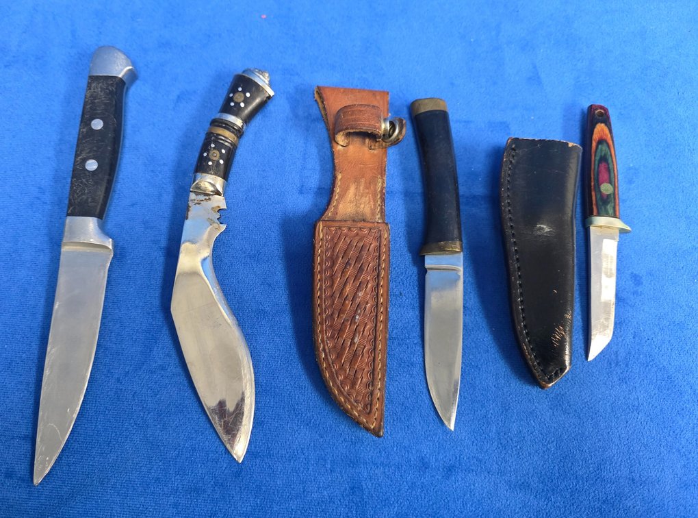 (4) Fixed Blade Knives w/(2) Sheathes