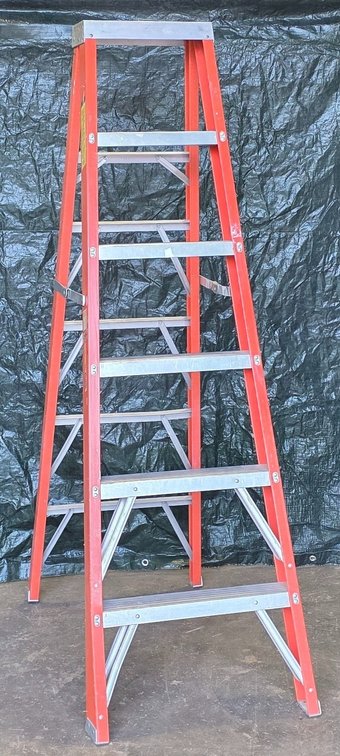 Keller 6 ft. Commercial Grade Fiberglass Ladder. (LPO)
