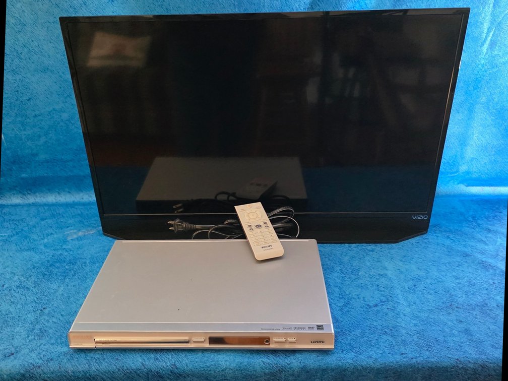 27" Vizio TV & Phillips VCR w/Remote (LPO)
