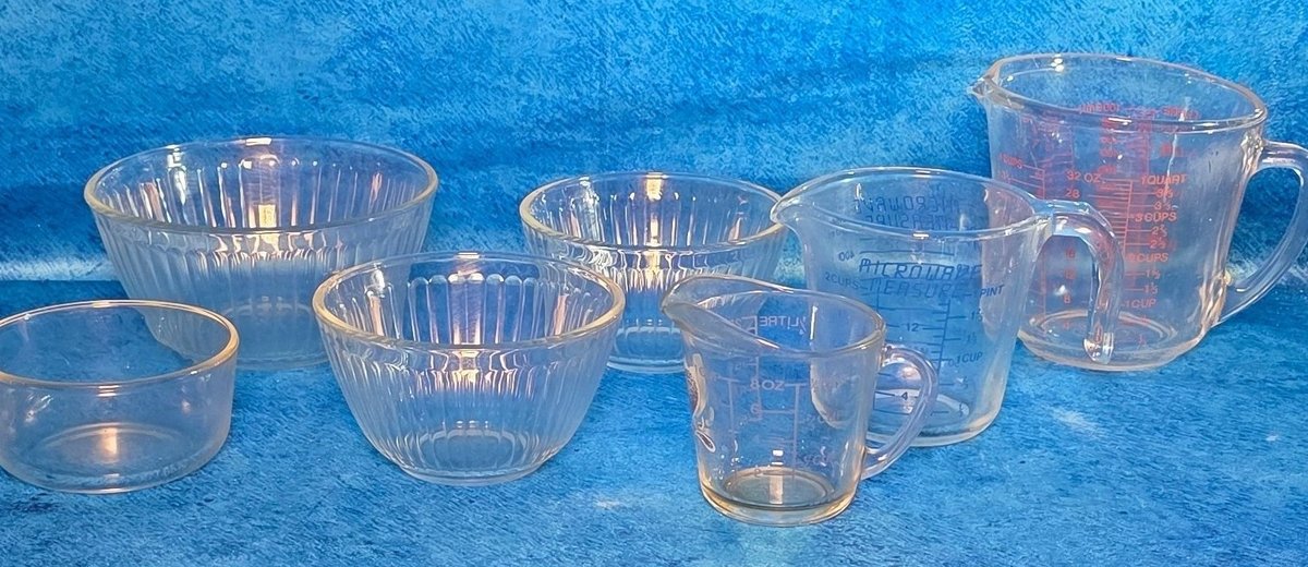 (4) Pyrex Mixing Bowls & (3) Measuring Cups