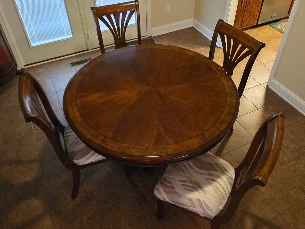 Dining Table & (4) Chairs (LPO)