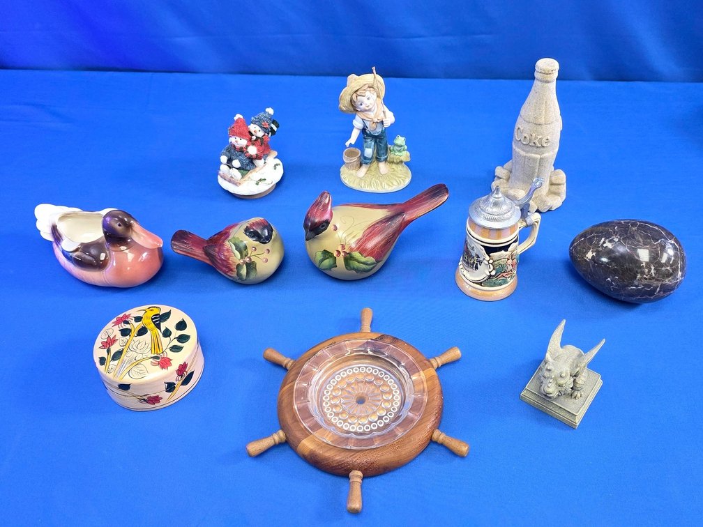 (11) Mixed Decorative Figurines and Collectibles