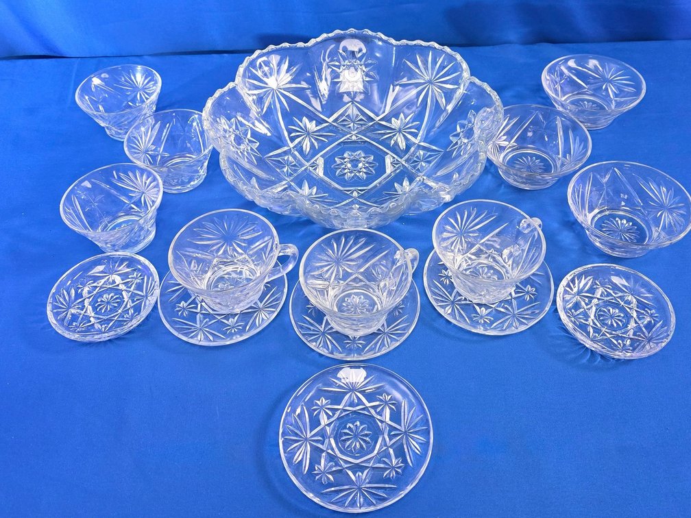 16-Piece Pressed Glass Starburst Punchbowl Set (LPO)