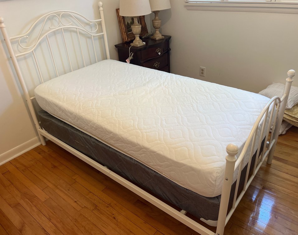 White Metal Twin Bed (LPO)