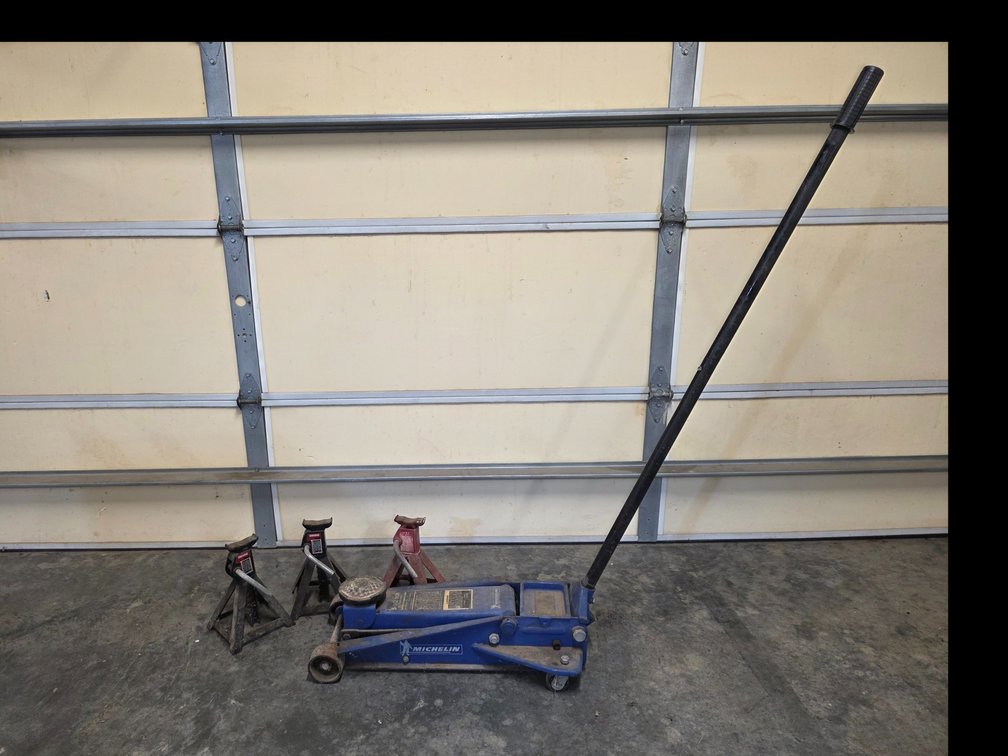 Michelin 3 1/2 Ton Hydraulic Jack & (3) 3-Ton Jack Stands (LPO)