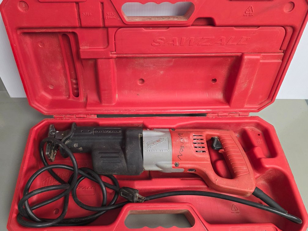 Milwaukee Heavy Duty Sawzall In Case