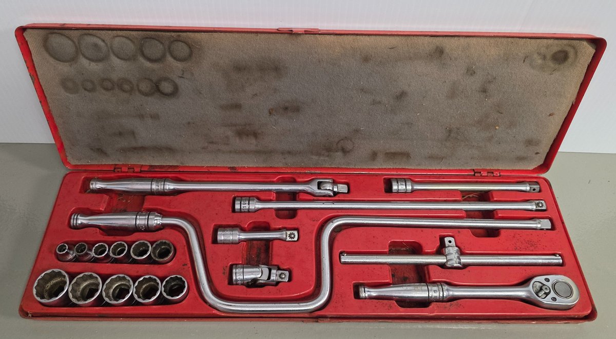 Snap-on Tools 19 pc. SAE 3/8 Drive 12 pt. Socket & Extension Set in Metal Case