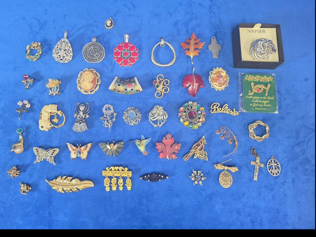 (45) Assorted Pendant & Broaches