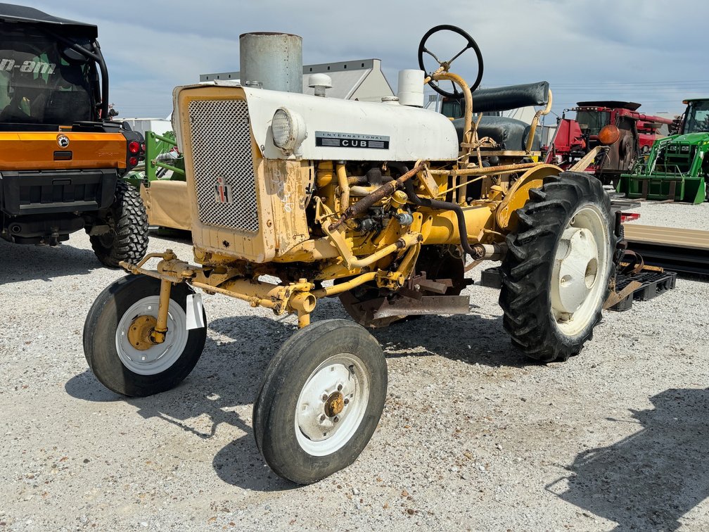 1962 INTERNATIONAL 140 CUB TRACTOR