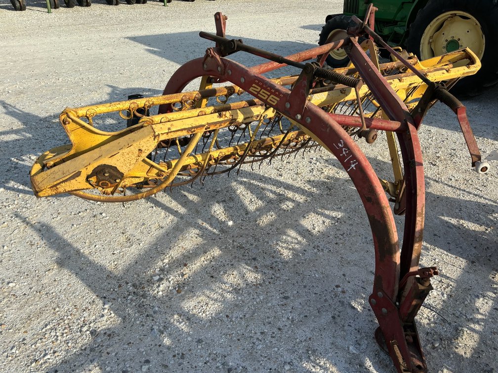 NEW HOLLAND 256 ROLABAR HAY RAKE