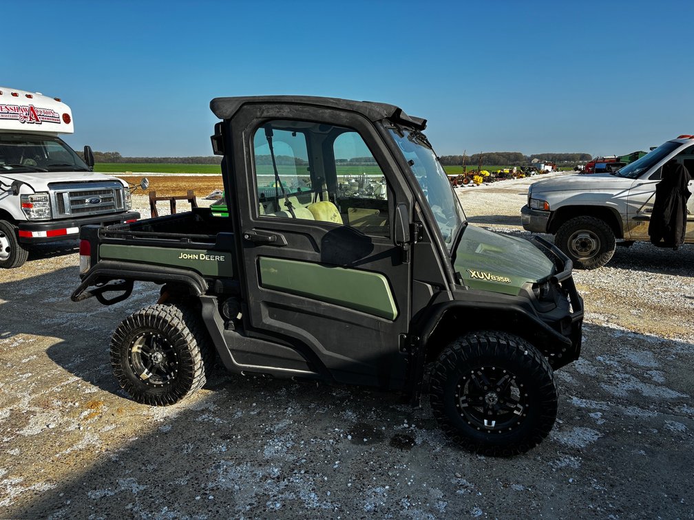 2020 John Deere Gator 835R
