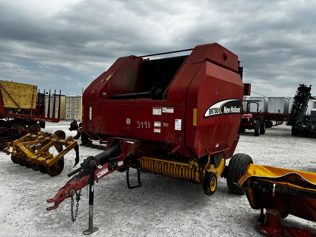 NEW HOLLAND BR780 ROUND BALER