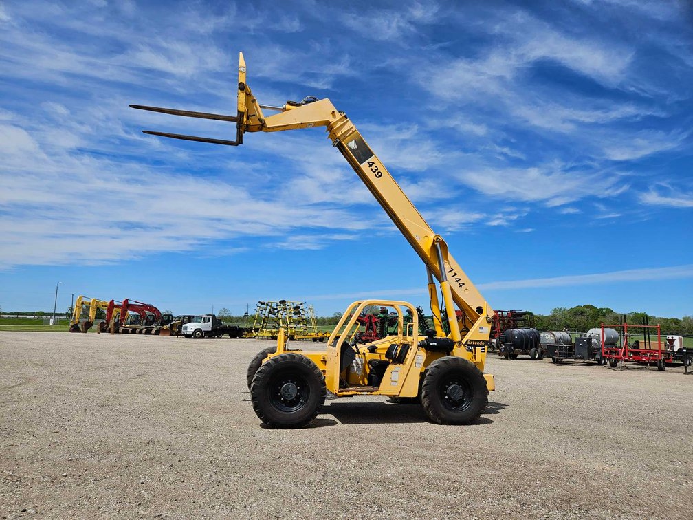 Extended Reach Fork Lift
