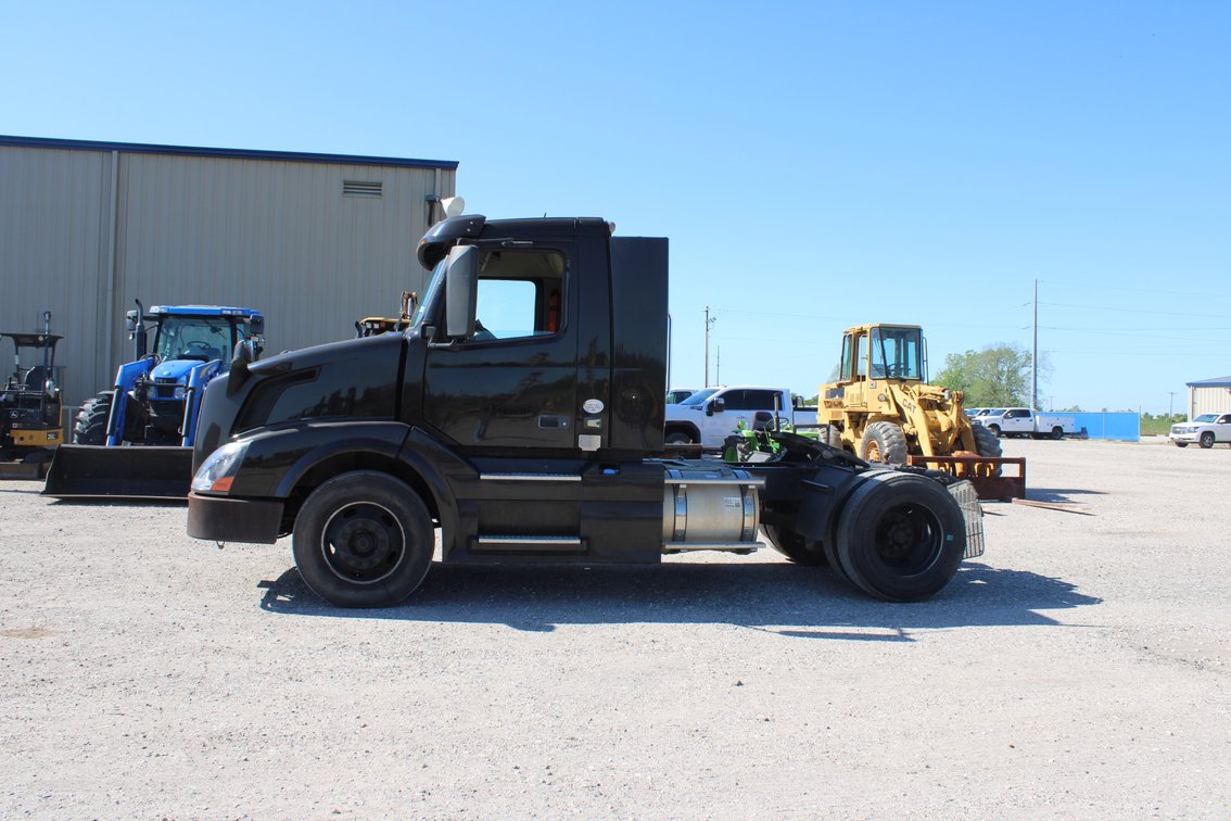 2014 Volvo VNL 300 Truck