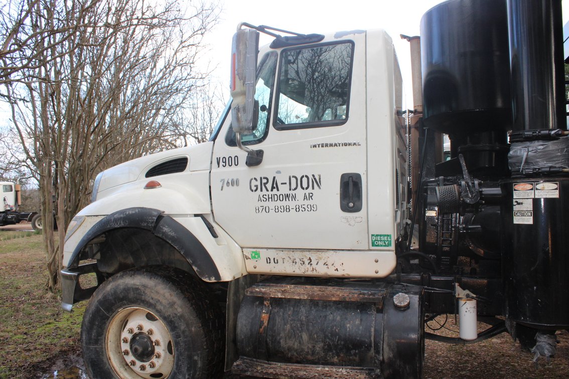 2004 International 7600 Truck  (Located in Ashdown, AR)