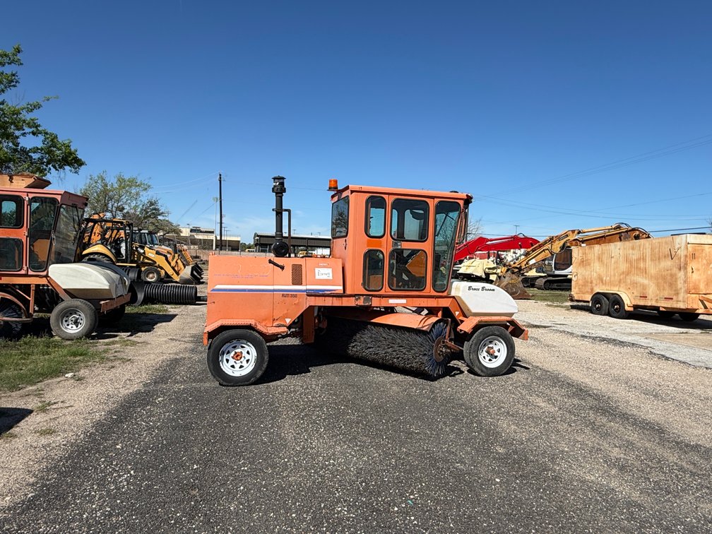 2012 BROCE RJT350 Broom