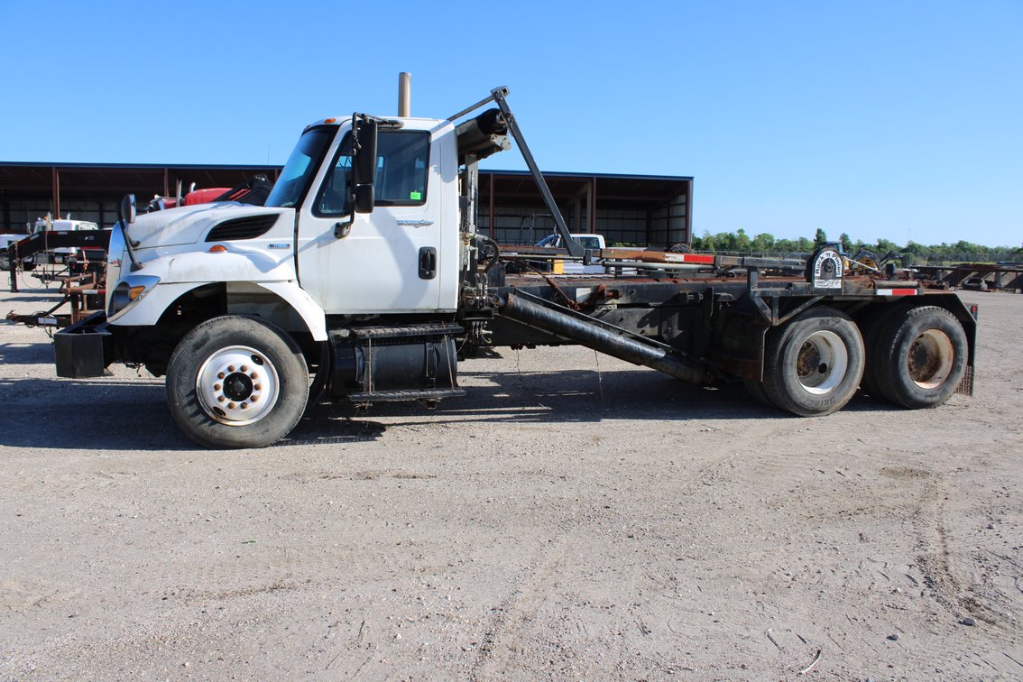 2009 International 7400 Rolloff Truck