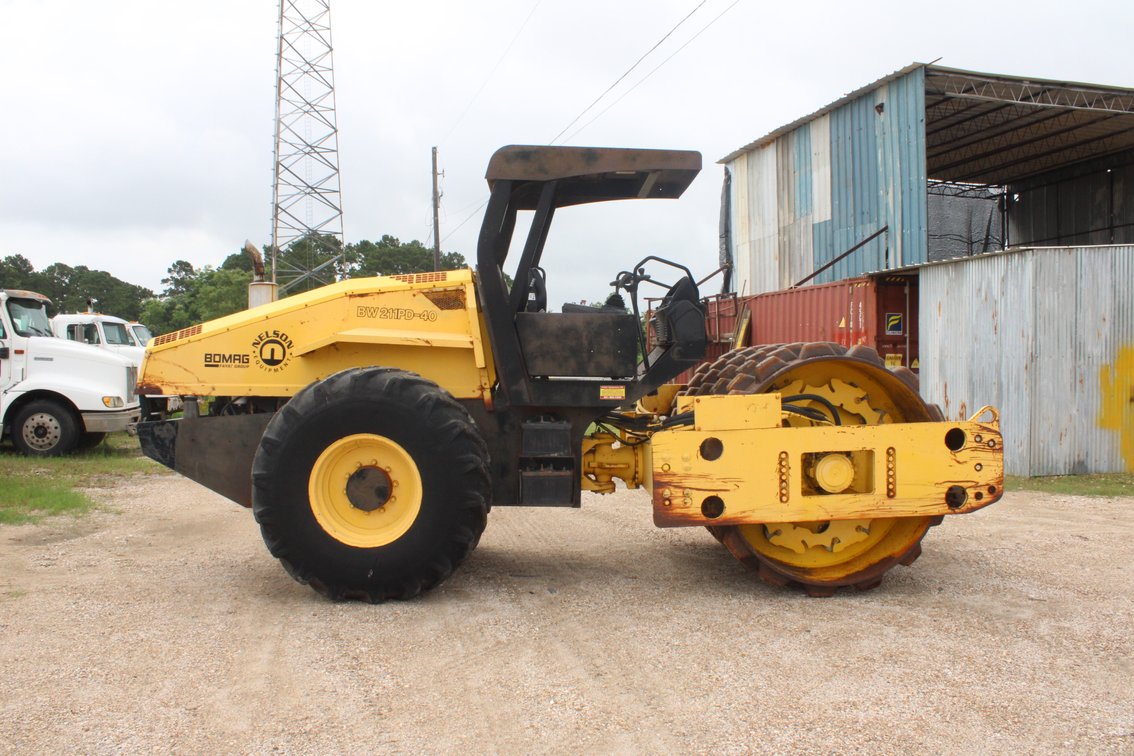 Bomag BW211PD-40 Single Drum Vibratory Padfoot Compactor