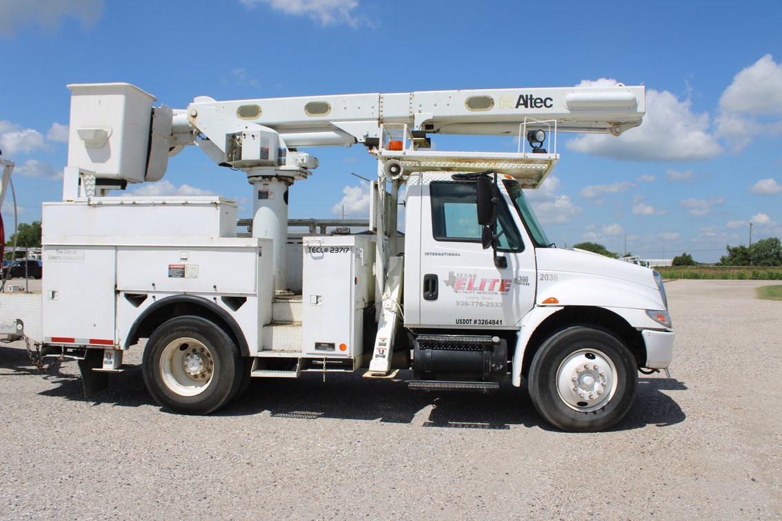 2006 Altec 42’ Bucket Truck