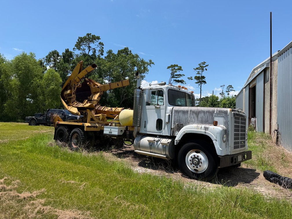 1977 International F4370 Tree Truck