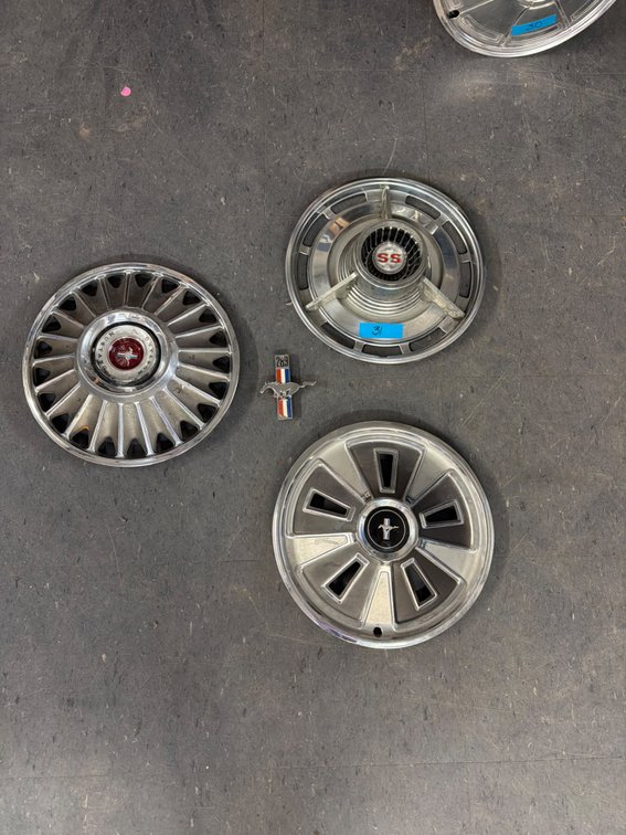Mustang hubcaps and mustang emblem