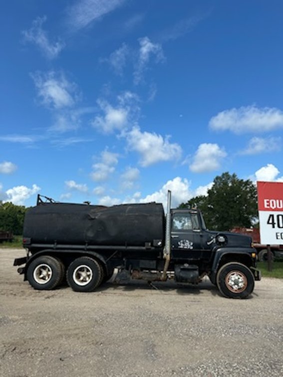 Ford L9000 Water Truck