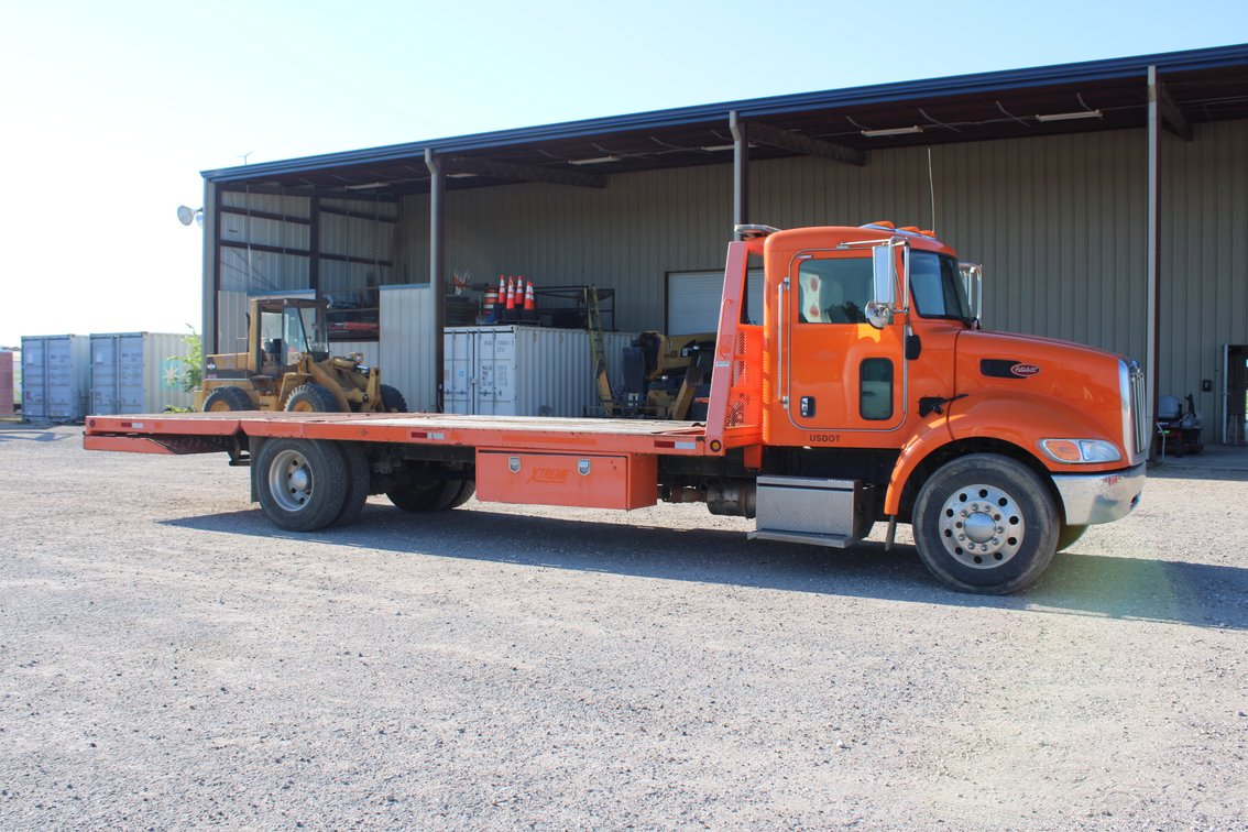 2018 Peterbilt 337 Rollback Truck