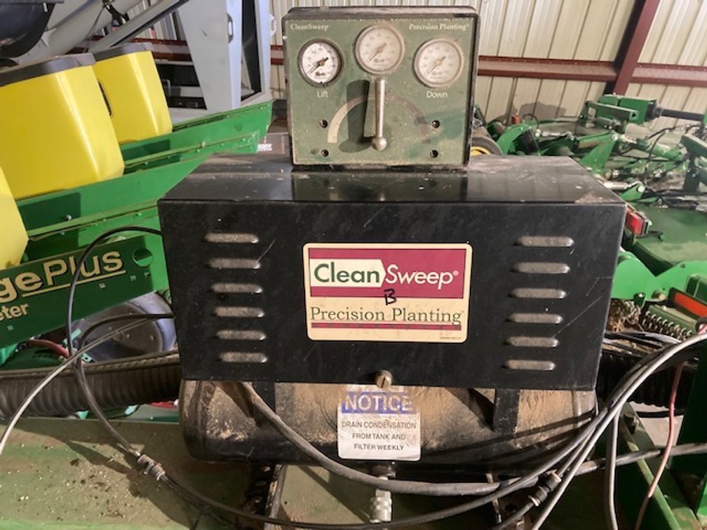 Image for John Deere 1760 Planter